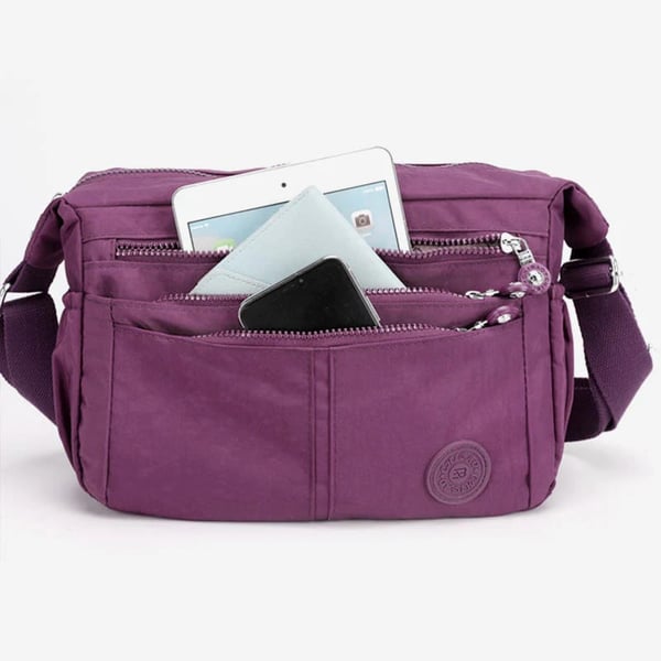 Bolso bandolera informal impermeable de gran capacidad y múltiples bolsillos.
