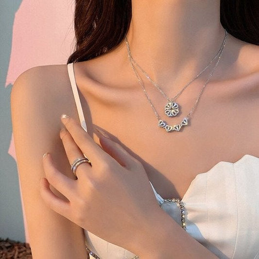 Collar con forma de corazón de cuatro hojas
